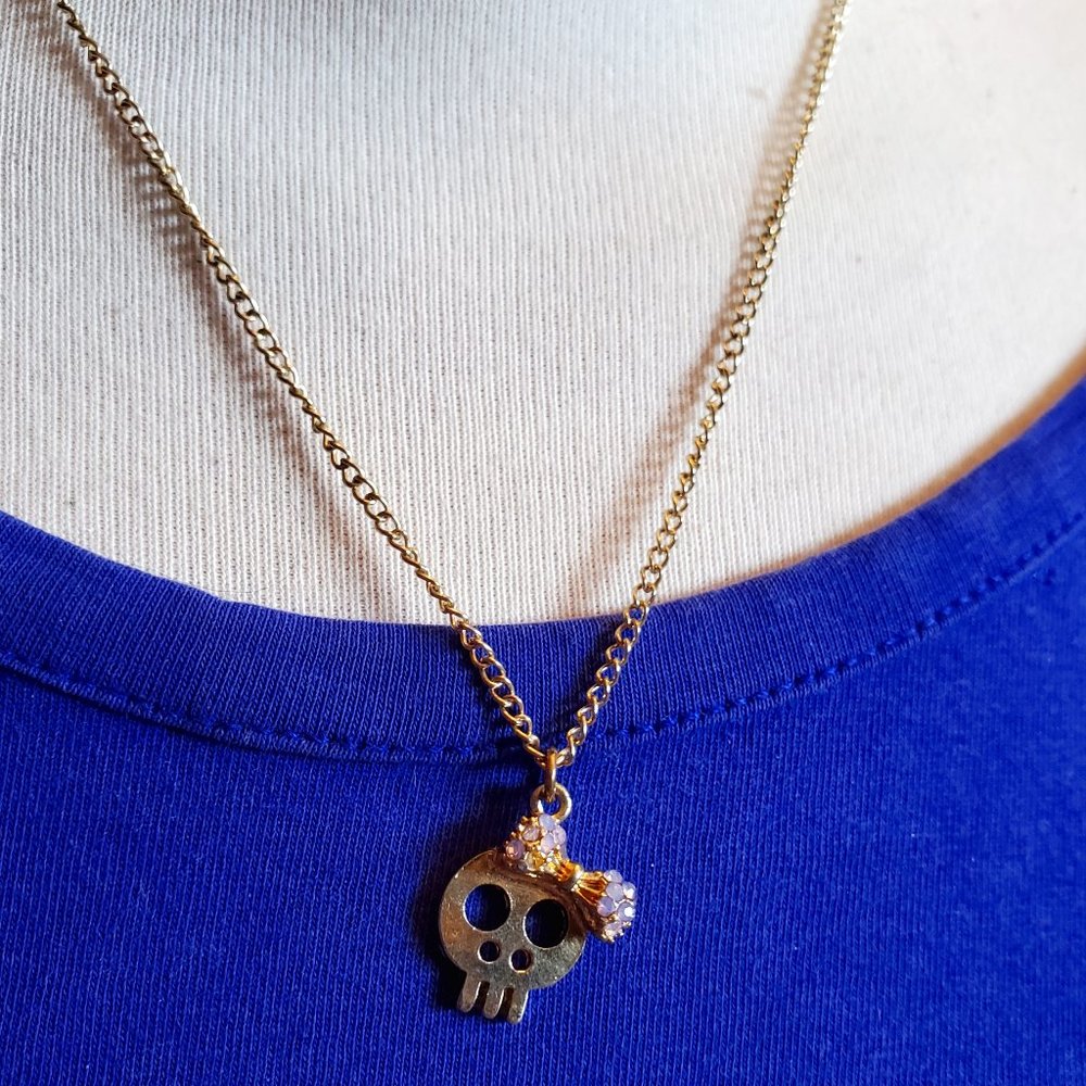 18" Gold Tone Skull with Pink Bow Pendant Necklace